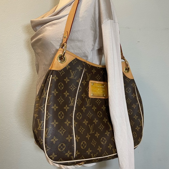 Handbags - Louis Vuitton branded Purse